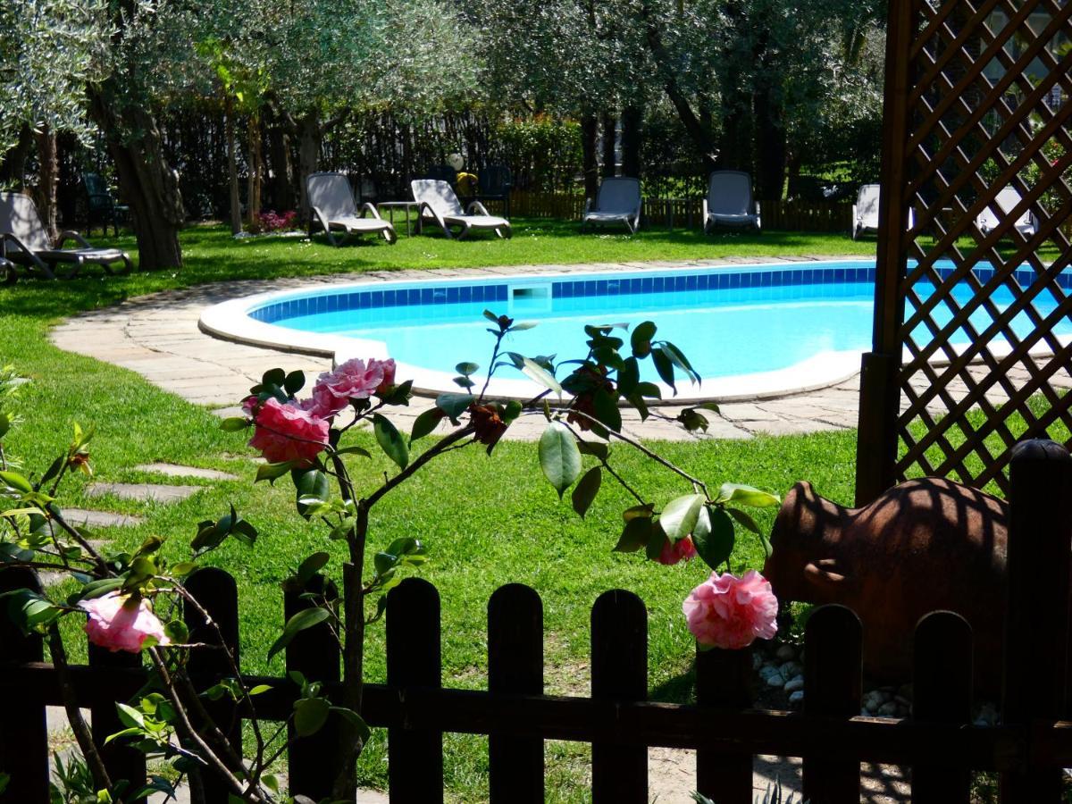 Residence Villa Degli Aranci Riva del Garda Exteriör bild